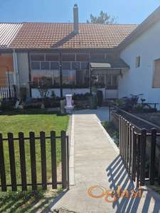 UKNJIZENA,NAMESTENA DVOJNA KUCA U CENTRU  BUDISAVE  PRODAJE SE