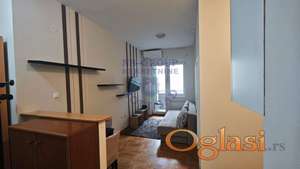 Izdaje se prijatan jednoiposoban stan od 36m² u samom centru grada, dvorisno orijentisan, miran i pun dnevnog svetla, idealan za par ili pojedinca.