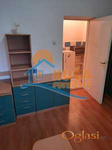 Izdaje se garsonjera u centru,kod Pravnog fakulteta!!!