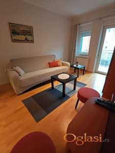 BULEVAR OSLOBOĐENJA IZDAJE SE NAMEŠTENA GARSONJERA