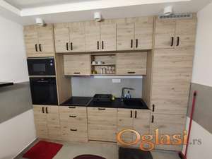 PODBRA NAMESTEN STAN SA PARKING MESTOM