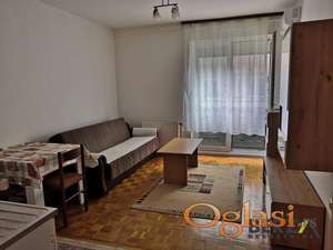 KOMPLETNO NAMEŠTENA GARSONJERA NA NOVOJ DETELINARI