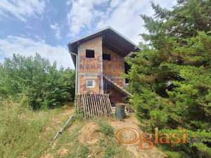 Vikendica sa izvanrednim placem na Karagaci!