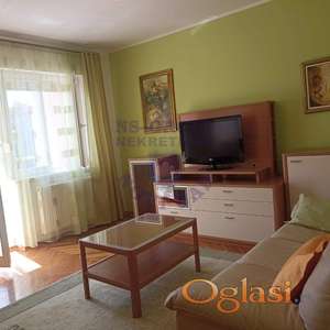 Izdaje se kompletno namešten dvosoban stan površine 55 m² u centru grada