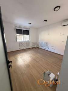 Izdaje se poslovni prostor u centru, 100 m2