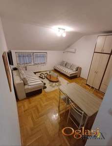 KOMPLETNO NAMEŠTEN JEDNOSOBAN STAN - ROTKVARIJA