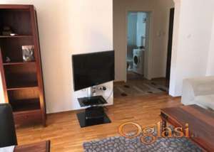 Potpuno namešten stan u centru grada-400e-ODMAH USELJIV