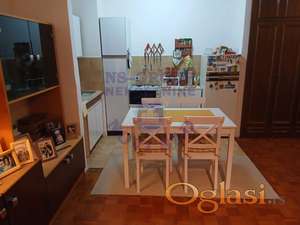 Prodaje se jednoiposoban stan 38m2 smesten na četvrtom spratu stambene zgrade na Novom naselju.