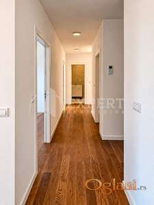 Izdaje se poslovni prostor u Planet residence,103m2