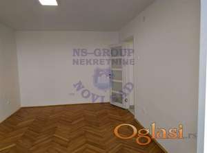 Izdaje se kompletno renoviran stan površine 29m² na atraktivnoj lokaciji na Bulevaru u Novom Sadu.