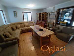 Stambeno - poslovni objekat u Kaću!