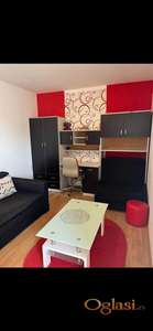 NAMEŠTEN JEDNOIPOSOBAN STAN NA ADAMOVIĆEVOM NASELJU 240 EVRA