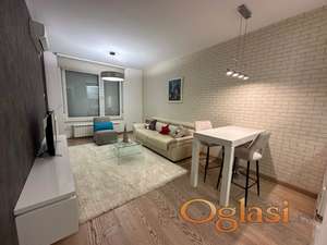 Nov opremljen stan u odličnoj zgradi kod Spensa!