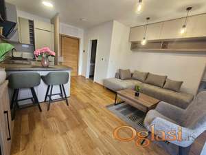 Nova, veoma komforna i odlično opremljena garsonjera sa parking mestom na atraktivnoj lokaciji