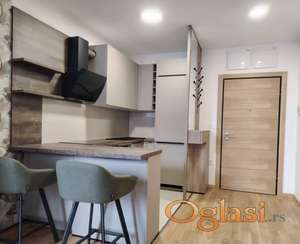 Nova, neuseljiva, komforna i odlično opremljena garsonjera sa parking mestom na atraktivnoj lokaciji