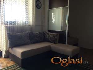 PROSTRANA GARSONJERA KOD SAJMA