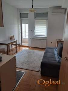 Izdajem garsonjeru u sirem centru Novog Sada
