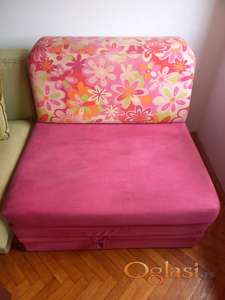 Fotelja na rasklapanje sa sandukom za posteljinu.