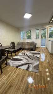 Za izdavanje renoviran stan kod Starog Merkatora, pogodan za stanovanje i poslovni prostor