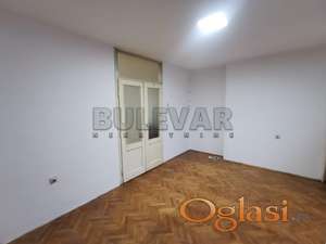 Izdaje se dvoiposoban stan u centru, 52m2, na trećem spratu