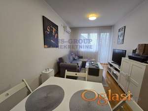 Kompletno namesten dvosoban stan na odlicnoj lokaciji