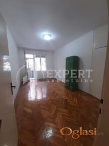 Izdaje se nenamešten stan u centru,66m2