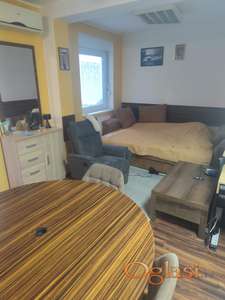 Garsonjera na grbavici - nov nameštaj, dobra lokacija, dvorište i mir