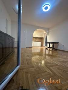 KOMFORAN DVOSOBAN STAN U CARA DUŠANA, DVORIŠNO ORIJENTISAN - TOP LOKACIJA