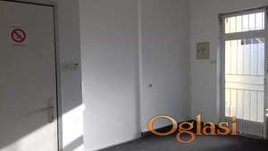 Odličan ulični lokal 21m² kod Sajma (Nova Detelinara) – USELJIV OD 10.10.