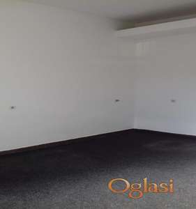 Odličan ulični lokal 21m² kod Sajma (Nova Detelinara) – USELJIV OD 10.10.