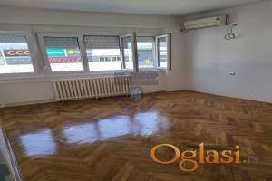 KOMPLET RENOVIRAN NA TOP LOKACIJI !
