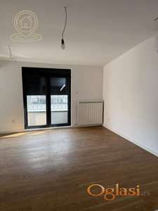 Prodaja luksuznog troiposobnog stana – Lekino brdo, blizu parka Šumice