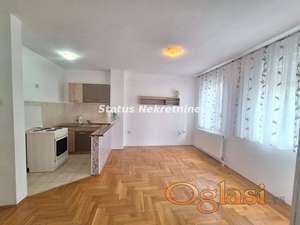 DELIMIČNO NAMEŠTEN DVOSOBAN STAN 42M2 PODBARA 300EU