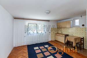 Jednoiposoban stan u kući, prizemlje, deo dvorišta, 40 m2, Apelovac
