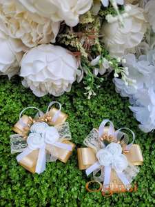 Cvetovi za glavne goste - zlatna traka/bela ruža