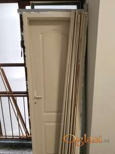 dvoje drvenih, sobnih vrata