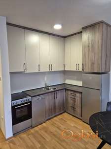 NOV, NEUSELJAVAN STAN NA PETROVARADINU, PARKING MESTO