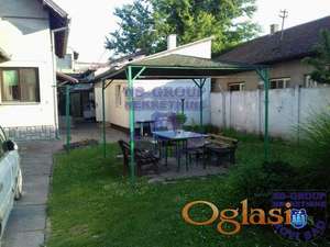 Odlična kuća sa placem koji izlazi na dve ulice.