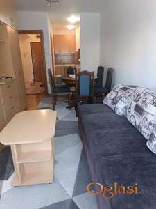 ODMAH USELJIV DVOSOBAN STAN SA PARKING MESTOM