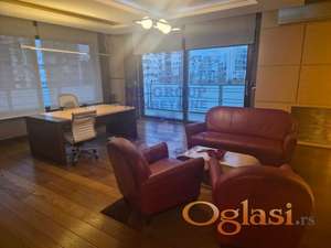 Izdaje se poslovni lokal na 3. spratu, idealan za kancelarijsku delatnost.