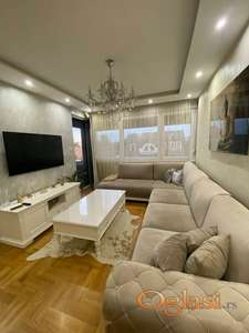 POTPUNO OPREMLJEN, PRELEP STAN 90 m2 U KVALITETNOJ ZGRADI