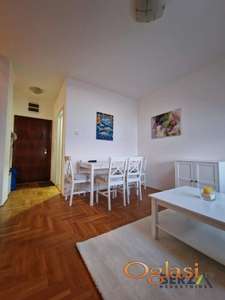 VRHUNSKI TROSOBAN KOMPLETNO NAMEŠTEN STAN NA BULEVARU PATRIJARHA PAVLA, PET FRIENDLY