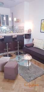 Garaonjera, centar, Stražilovska, preko puta fakulteta.