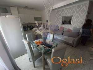 Na prodaju trosoban stan koji se nalazi u kući koja je po etažama podeljena u tri stambene jedinice ( prizemlje, sprat i potkrovlje).