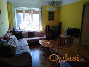 SALONSKI STAN U CENTRU, SA PARKINGOM!