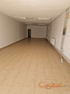IZDAJE SE ATRAKTIVAN POSLOVNI PROSTOR U CENTRU TEMERINA – 70 m² + MAGACIN + PARKING!