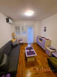 Odmah useljiva nameštena garsonjera na Bulevaru Evrope