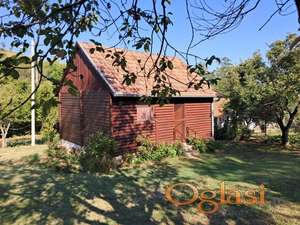 Prelep plac sa brvnarom na Fruškoj gori