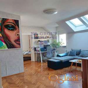 Izdaje se stan na keju, površine 52 m², ulično orijentisan, smešten na drugom spratu zgrade.