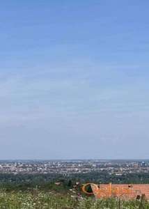 Prelep plac sa pogledom na grad-Rakovac